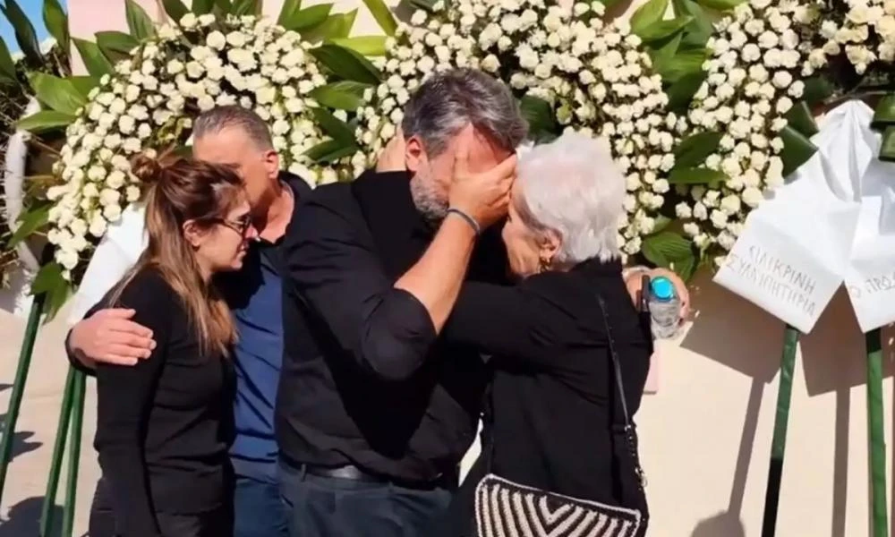 Γιάννης Καλλιάνος: Συντετριμμένος στην κηδεία του πατέρα του